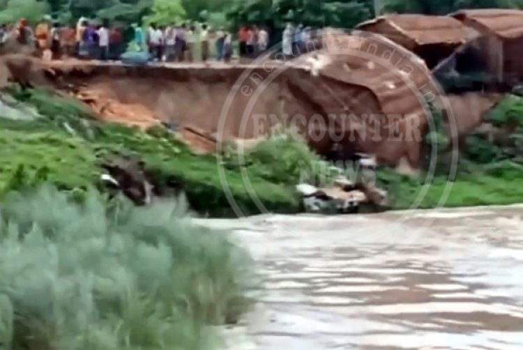 गंगा में बही झोपड़ी, 15 जिलो में अलर्ट जारी, देखें वीडियो