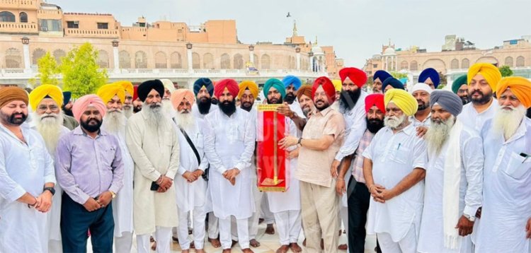 पंजाबः श्री दरबार साहिब में बैंस भाईयों ने चढ़ाई सोने की कस्सी 