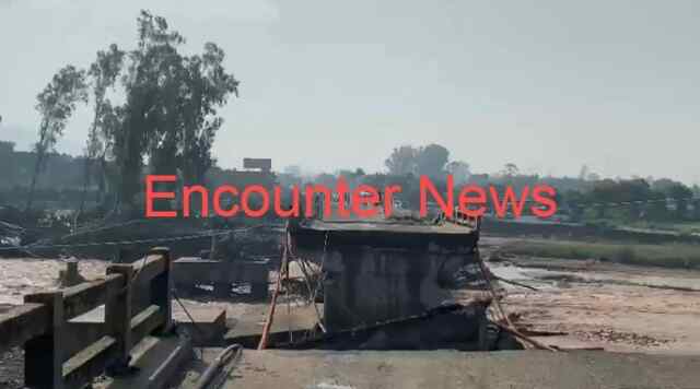 दो टुकड़ों में टूट गया बददी बालद नदी का पुल, देखें वीडियो