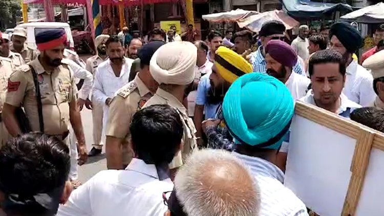 ਪੰਜਾਬ : ਪੁਲਿਸ ਪ੍ਰਸ਼ਾਸਨ ਅਤੇ ਸੱਤਾਧਾਰੀ ਪਾਰਟੀ ਦੇ ਵਿਰੋਧ ਚ ਕੱਢਿਆ ਗਿਆ ਰੋਸ ਮਾਰਚ, ਦੇਖੋ ਵੀਡਿਓ