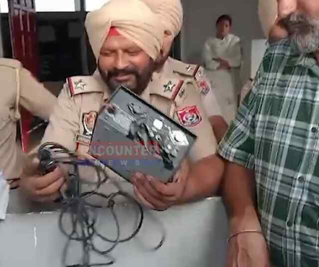 ਪੰਜਾਬ  : ਪੁਲਿਸ ਅਤੇ ਕਿਸਾਨ ਜੱਥੇਬੰਦੀ ਦੇ ਪ੍ਰਧਾਨ ਚ ਹੋਇਆ ਹੰਗਾਮਾ, ਦੇਖੋ ਵੀਡਿਓ