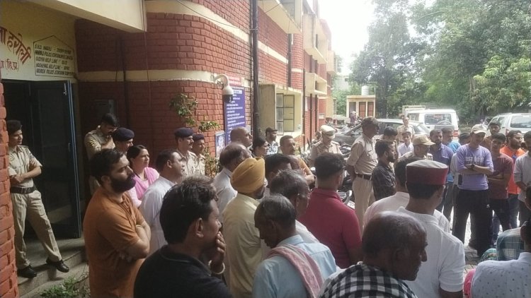 पंचायत प्रधान की गिरफ्तारी पर ग्रामीणों का आक्रोश , पुलिस थाने का घेराव