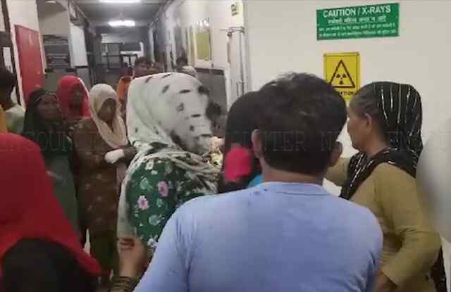 सवारियों से भरा छोटा हाथी पलटा, कई घायल, देखेें वीडियो