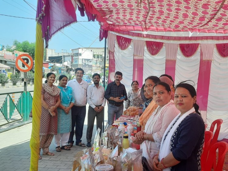 बीडीओ ऊना ने किया हस्त निर्मित राखी स्टाल का निरीक्षण