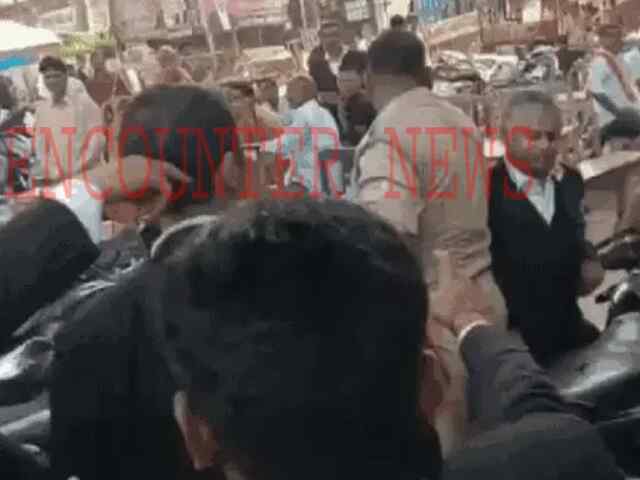 प्रदर्शन के दौरान वकील ने पुलिसकर्मी को मारा थप्पड़, वीडियो वायरल