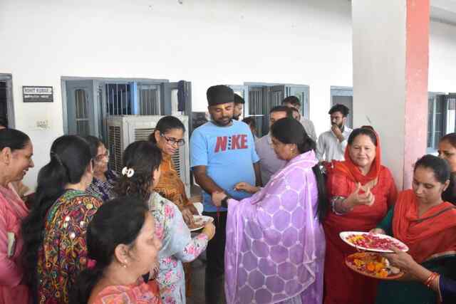 भाजपा महिला मोर्चा ने रेलवे स्टेशन ऊना में मनाया रक्षाबंधन का त्यौहार