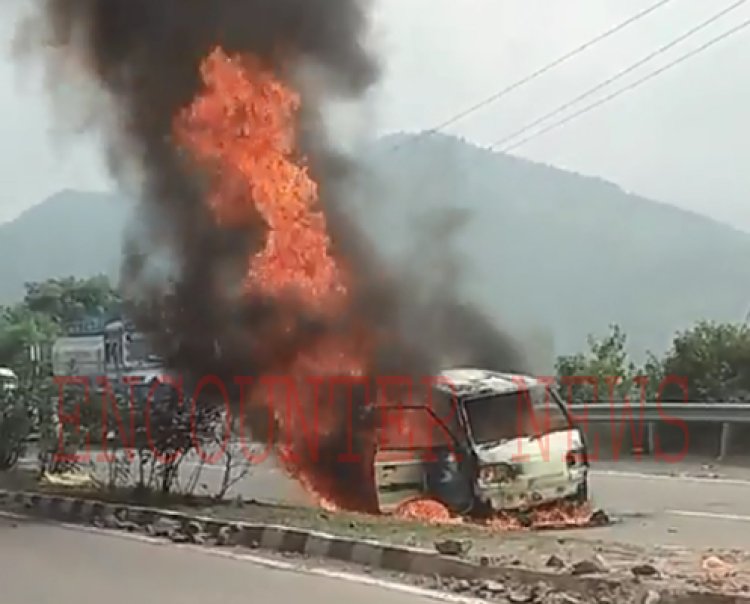 चलती कार में अचानक लगी आग, मचा हड़कंप, देखें वीडियो