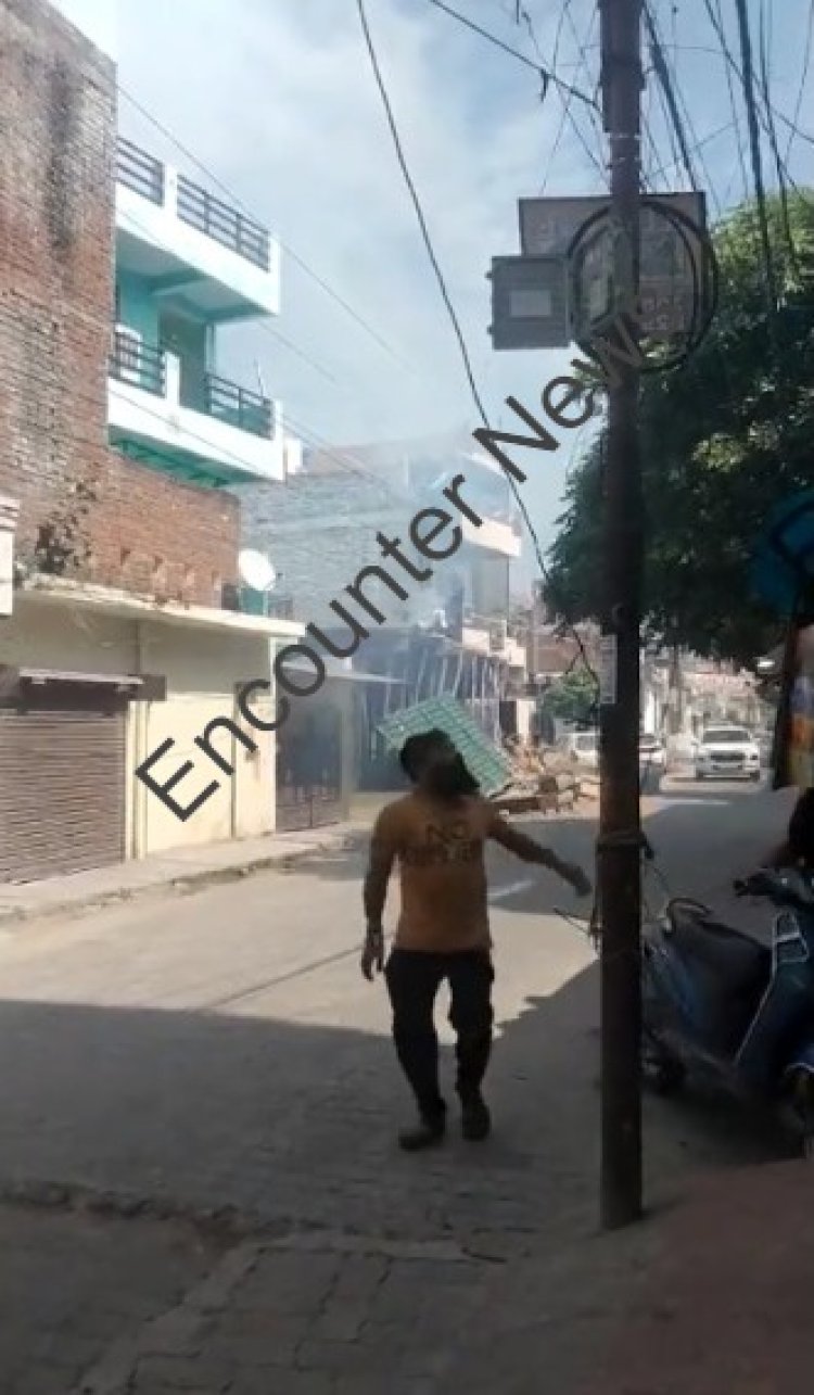 दिल दहलाने वाला मामला: हाईटेंशन लाइन में चिपका युवक, हुई मौत, देखें वीडियो