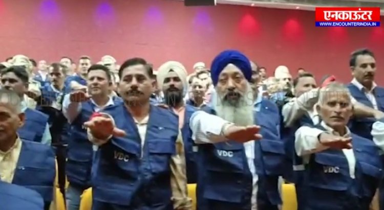 पंजाबः बॉर्डर से ड्रग को लेकर DGP ने विलेज डिफेंस कमेटियों के सदस्यों से की मीटिंग, देखें वीडियो