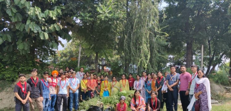 महाविद्यालय ऊना के रेंजर्स इकाई द्वारा बनौड़े महादेव चताड़ा में स्वच्छता अभियान चलाया