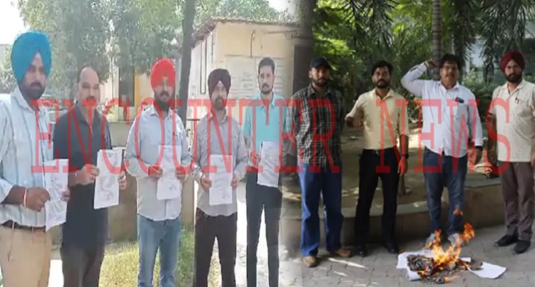 पंजाबः पटवारियों ने अतिरिक्त चार्ज छोड़ा, फूंकी ESMA की कॉपियां