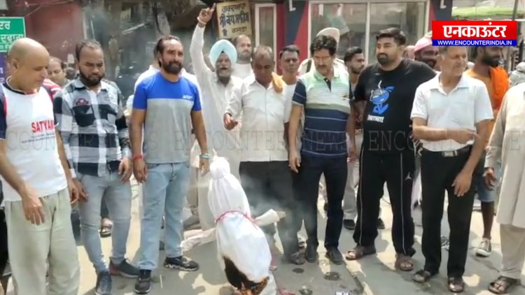 ਪੰਜਾਬ : ਸ਼ਿਵ ਸੈਨਾ ਨੇ ਸਿਵਲ ਸਰਜਨ ਦਾ ਫੂਕਿਆਂ ਪੁਤਲਾ, 2 ਦਿਨ ਦਿੱਤੀ ਚੇਤਾਵਨੀ, ਦੇਖੋ ਵੀਡੀਓ