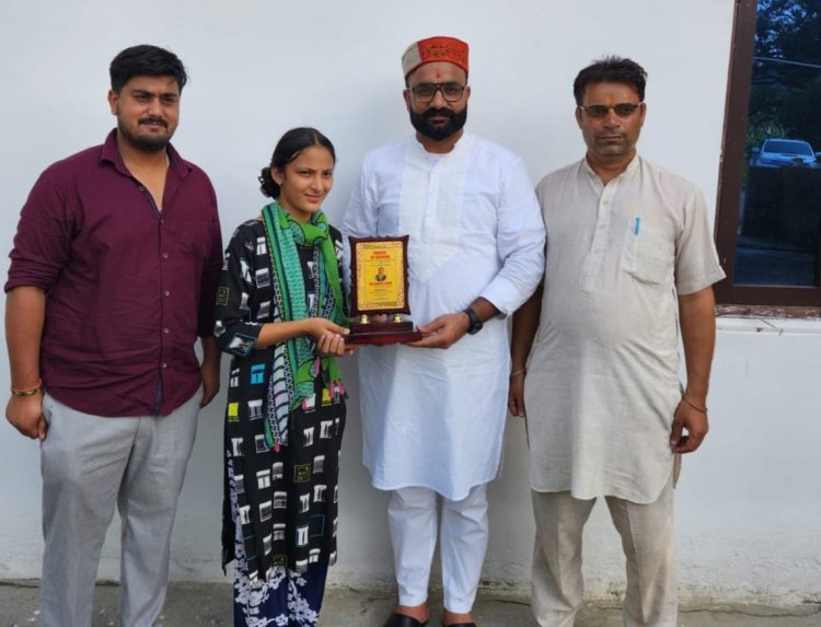 बाबा नानक ट्रेडिंग कंपनी लुधियाना द्वारा तलमेहडा की मानसी राणा को किया सम्मानित