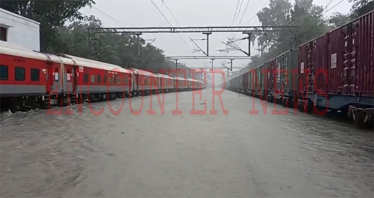 तेज मूसलाधार बारिश से पानी में डूबा रेलवे ट्रैक, देखें वीडियो 