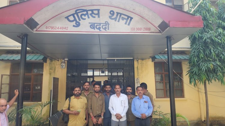 सरकारी कार्य में बाधा डालने की शिकायत दर्ज करवाई