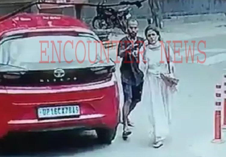 महिला से फ़ोन छीनकर स्नैचर पैदल हुआ फरार, देखें CCTV