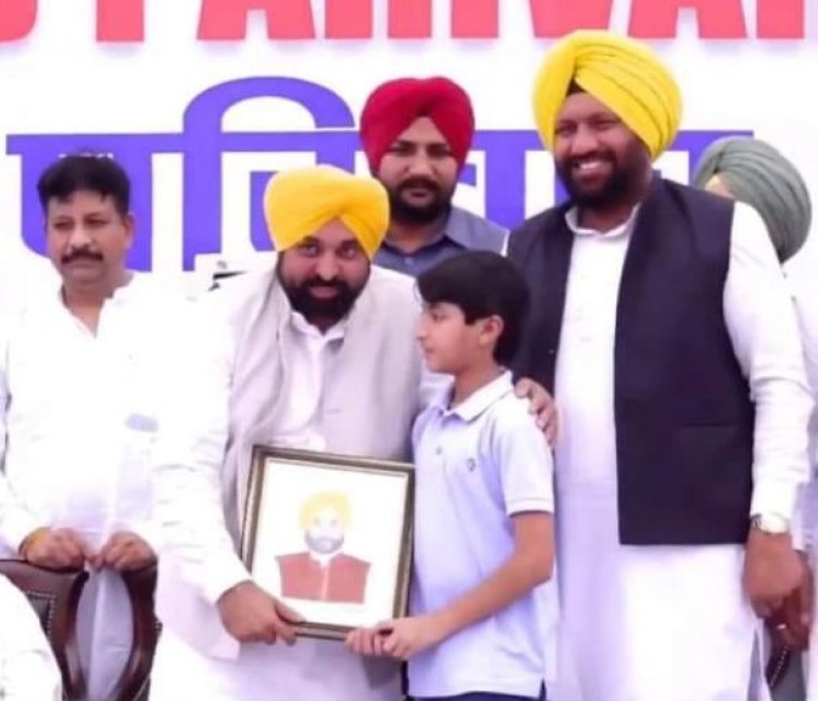 जालंधर : 11 वर्षीय बच्चे ने सीएम भगवंत मान को भेंट की हाथ से बनाई तस्वीर