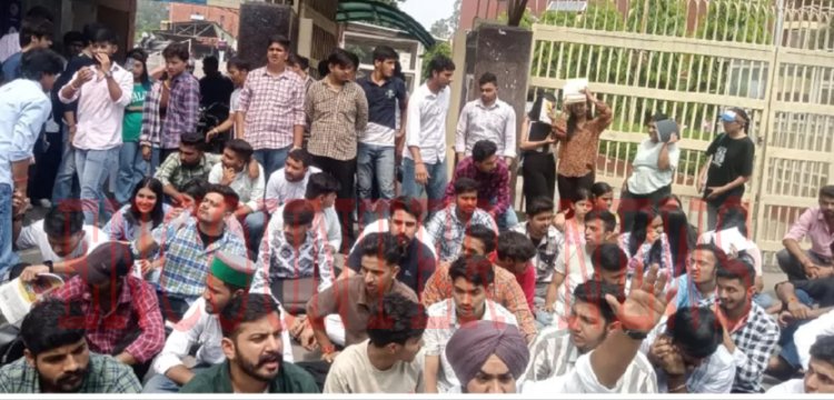 DAV College के बाहर छात्रों का प्रदर्शन