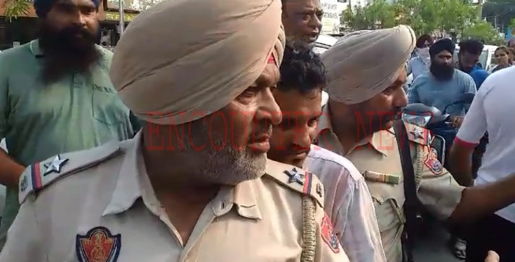 कपूरथलाः PNB के ATM कार्ड बदल कर व्यक्ति से ठगी मारता जालंधर का व्यक्ति काबू, देखें वीडियो