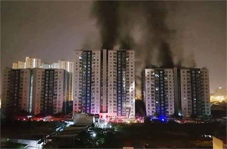 बहुमंजिला अपार्टमेंट में लगी भीषण आग, 12 की मौत, 50 घायल