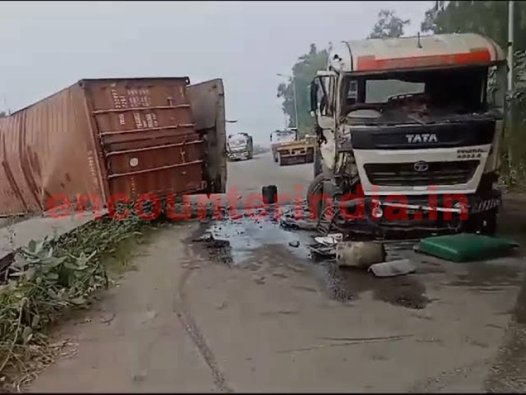 पंजाब: भीषण सड़क हादसा: 2 टुकड़ों में बंटा कंटेनरों से लदा कैंटर 