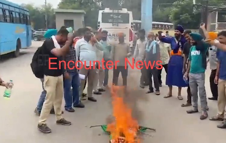 जालंधरः PunBus और PRTC मुलाजिमों ने मान सरकार का पुतला फूंककर किया प्रदर्शन, देखें वीडियो
