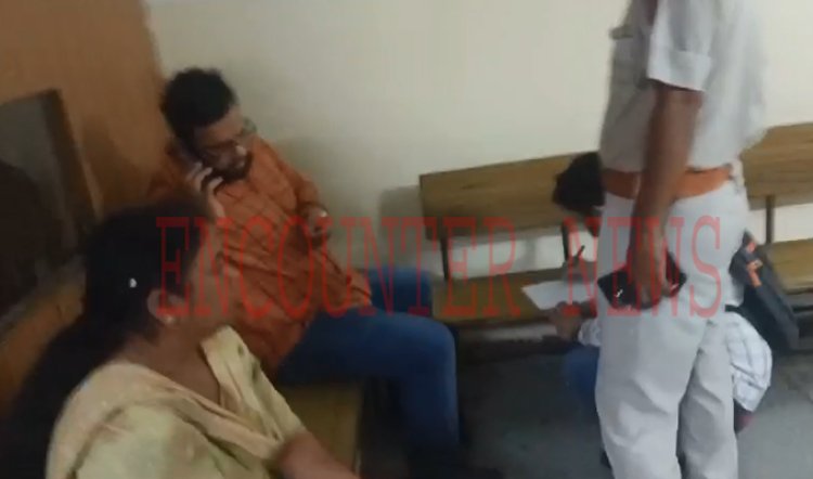 जालंधरः जिमखाना क्लब के पास महिला से बाइक सवार पर्स छीनकर हुए फरार, देखें वीडियो