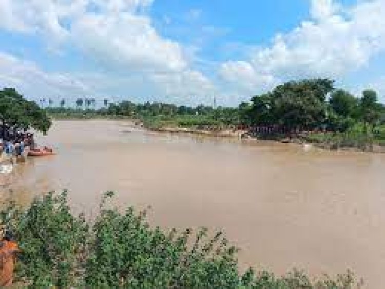 नाव में सवार होकर स्कूल जा रहे थे 10 बच्चे हुए लापता