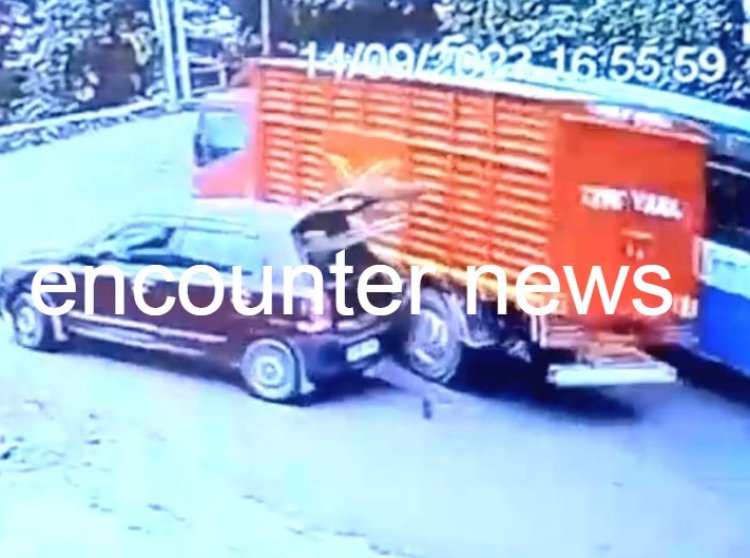 कार चालक की गलती के कारण 50 फीट नीचे जा गिरा डाक विभाग का ट्रक, देखें CCTV