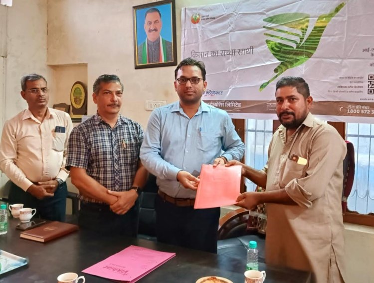 कृषि विकास खंड ऊना के बटूही में तहसीलदार हुसन चंद ने मेरी पॉलोसी मेरे हाथ का किया शुभारंभ