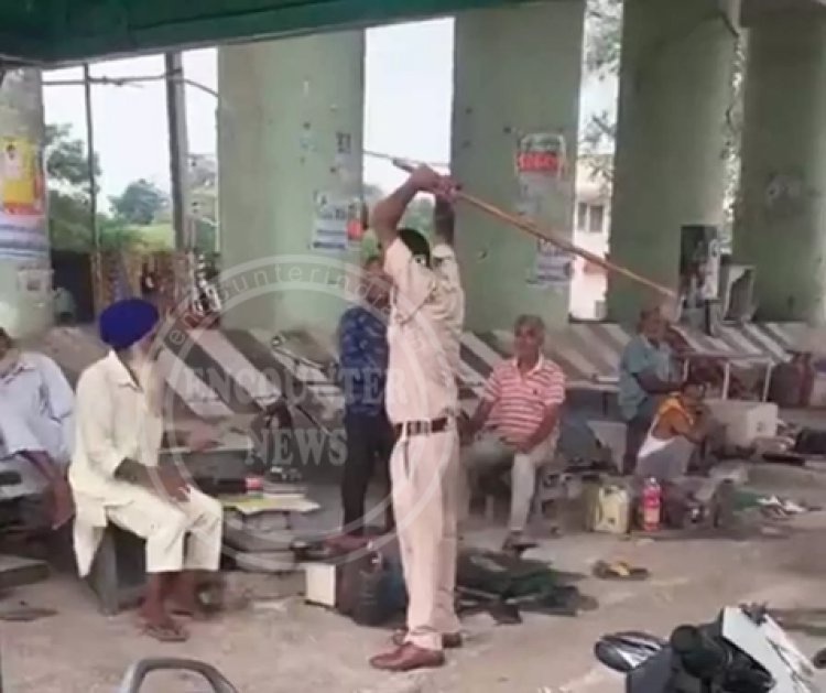 पंजाबः रेलवे स्टेशन पर पुलिसकर्मी ने की व्यक्ति की डंडे से पिटाई, देखें वीडियो