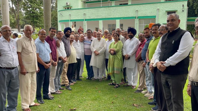 पंजाब : पूर्व लोक सभा सदस्य ने पार्टी के कार्यकर्ताओँ के साथ की बैठक, देखें वीडियो
