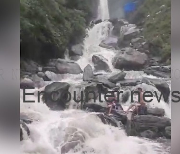 झरने में नहाने उतरे जालंधर के युवक की मौत, देखें वीडियो