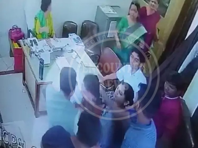स्कूल में  पेरेंट्स ने टीचर को प्रिंसिपल ऑफिस में पीटा, देखें CCTV