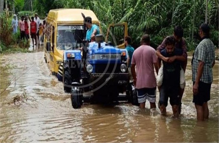 पंजाबः पानी में फंसी स्कूल बस, बच्चों को निकालने में जुटे लोग, देखें तस्वीरें