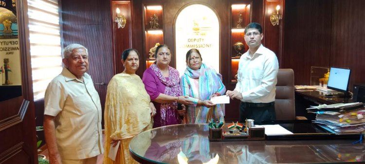 महिला मंडल कुंगड़त ने आपदा राहत कोष में 11 हज़ार रूपये का किया अंशदान
