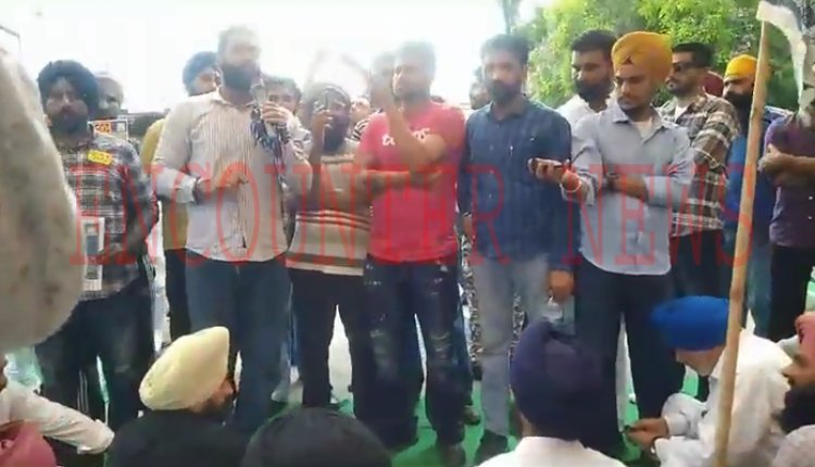 पंजाबः स्टूडेंट्स ने यूनिवर्सिटी का मेन गेट बंद कर किया प्रदर्शन, देखें वीडियो