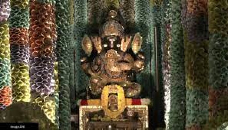 65 लाख रुपये के नोटों व सिक्कों से सजाया गया गणपति का पंडाल, देखें वीडियो