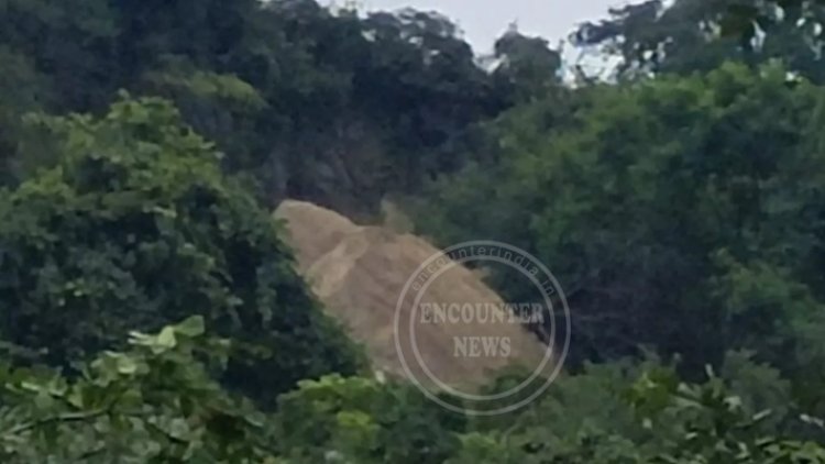 पहाड़ी पर अटकी 15 टन वजनी चट्टान, खिसकी तो हो सकता है भारी नुकसान