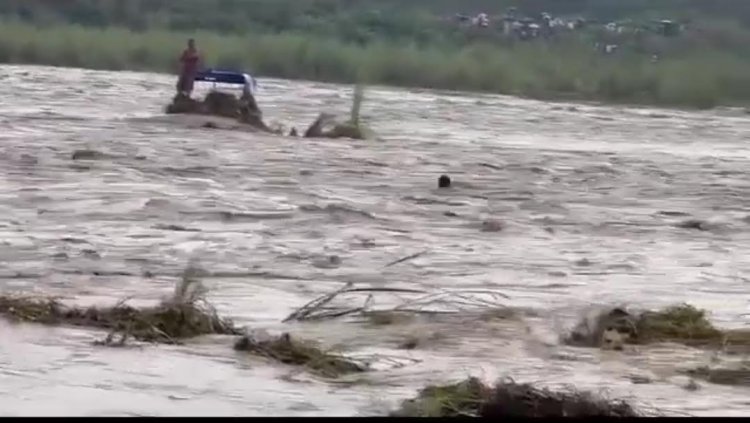क्षेत्र में भारी बारिश होने के कारण नदी नाले उफान पर लोगों के घरों में भरा पानी 