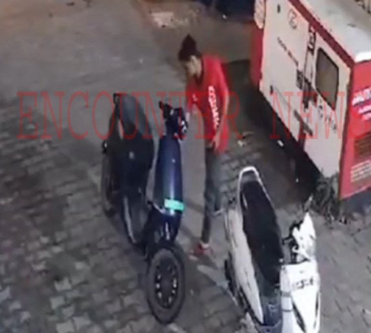 सावधान! सिंचाई कार्यशाला के पास स्कूटी से मोबाइल चोरी करते जोमैटो ब्वॉय का वीडियो वायरल