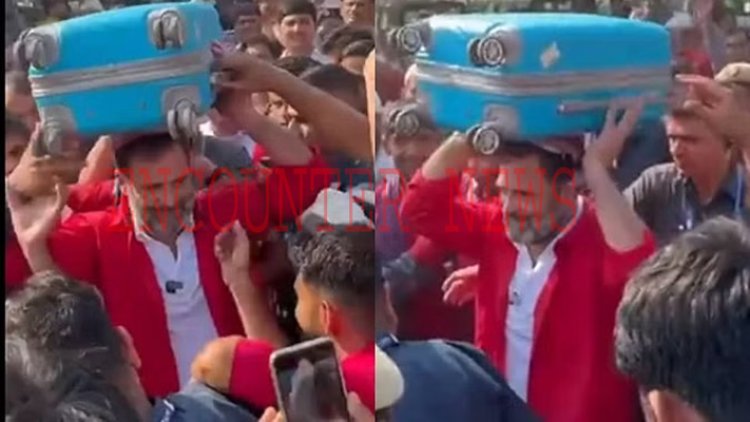 रेलवे स्टेशन पर पहुंचे राहुल गांधी, कुली की ड्रेस में दिखे सामान उठाते, देखें वीडियो