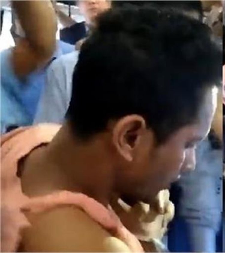 विमान में मची अफरा-तफरी, यात्री ने उड़ान के दौरान खोला Emergency door, देखें वीडियो