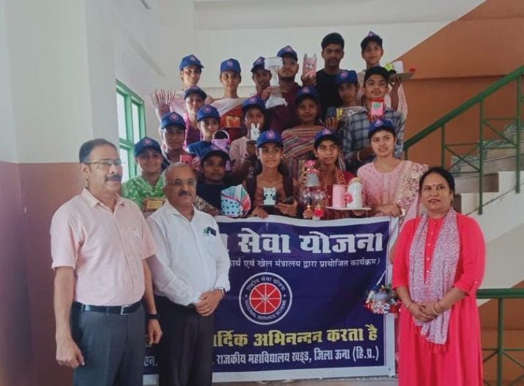 स्वच्छता ही सेवा कार्यक्रम में छात्रों ने वेस्ट प्लास्टिक से बनाई सौंदर्यीकरण की चीजें 