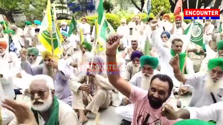 पंजाब : किसान यूनियनों ने डिप्टी कमिश्नर के दफ्तर के बाहर लगाया धरना, देखें वीडियो