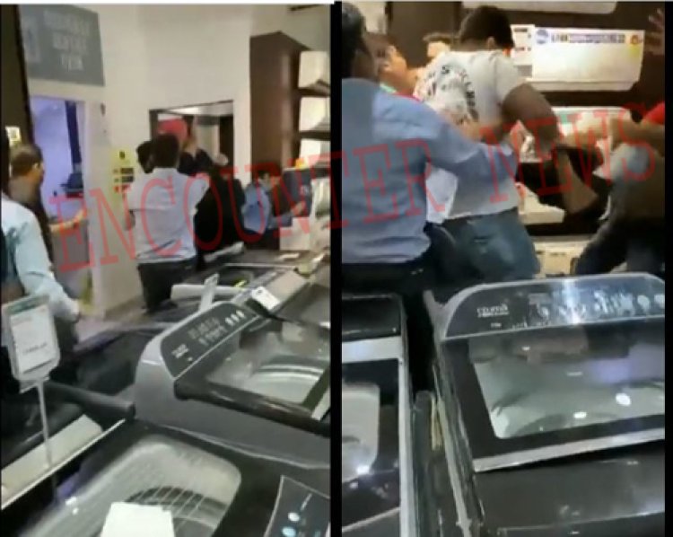 iPhone 15 की डिलवरी को लेकर ग्राहक और दुकानदार में जमकर चले लात घूसे, वीडियो वायरल