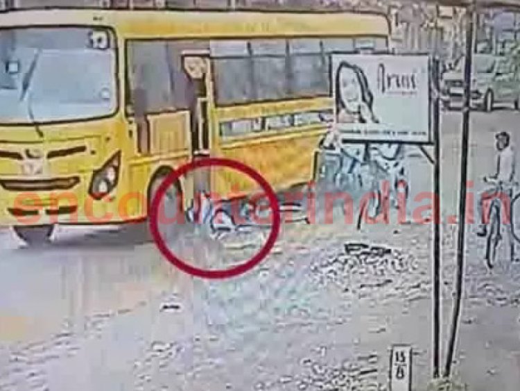 बस की चपेट में आई स्कूली छात्रा, हालात नाजुक