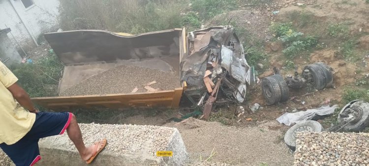 टिप्पर के पलटने से एक की मौत व एक घायल