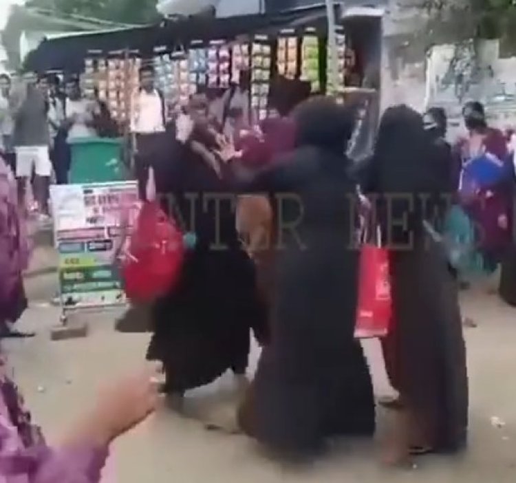 2 छात्राओं में हुई झड़प, जमकर चले लात-घूसे, देखें वीडियो