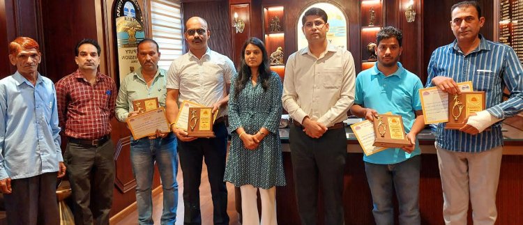हिंदी भाषा में उत्कृष्ट कार्य करने वालों को उपायुक्त ऊना ने किया सम्मानित